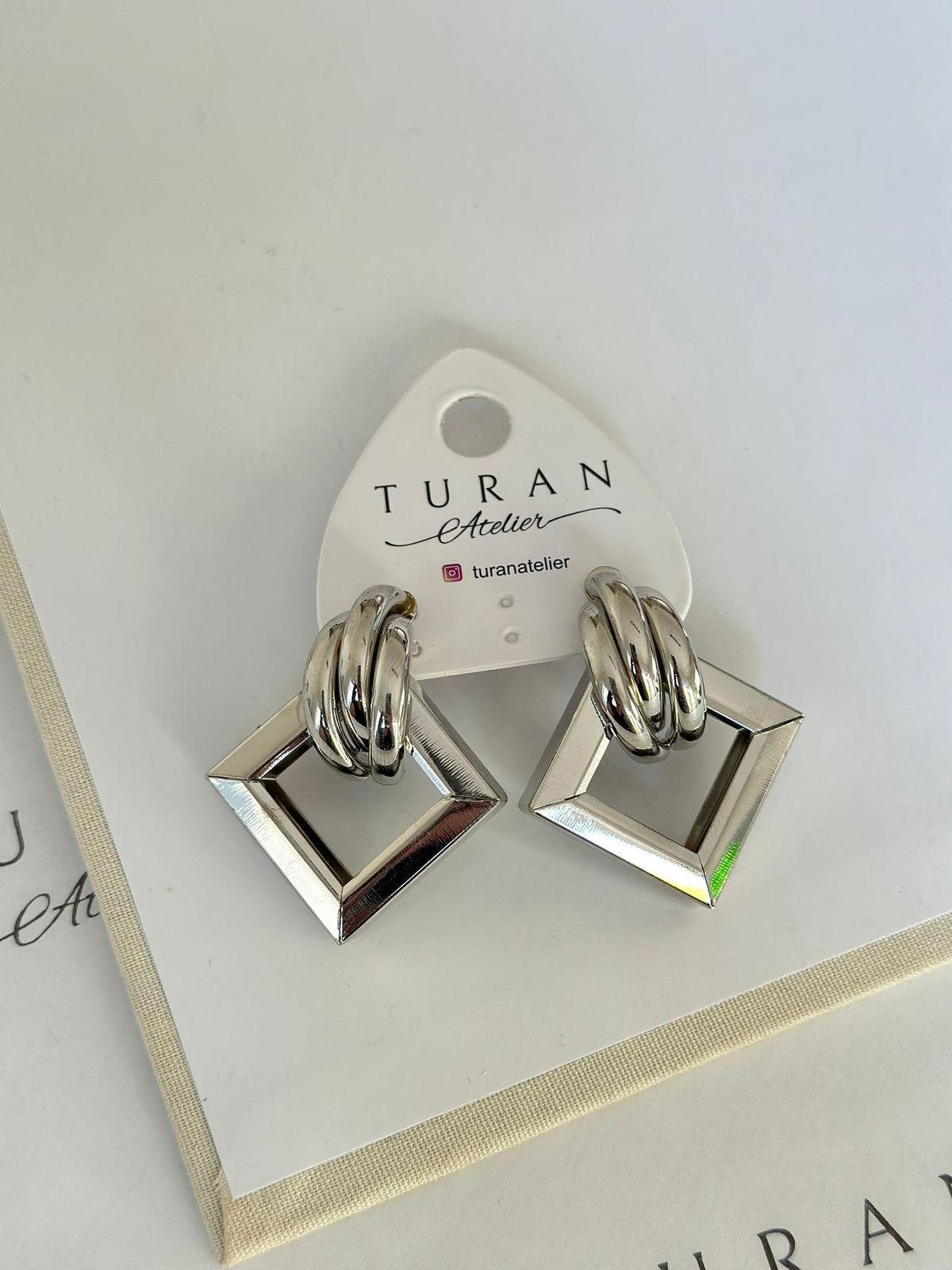 Gümüş Renk Kare Küpe