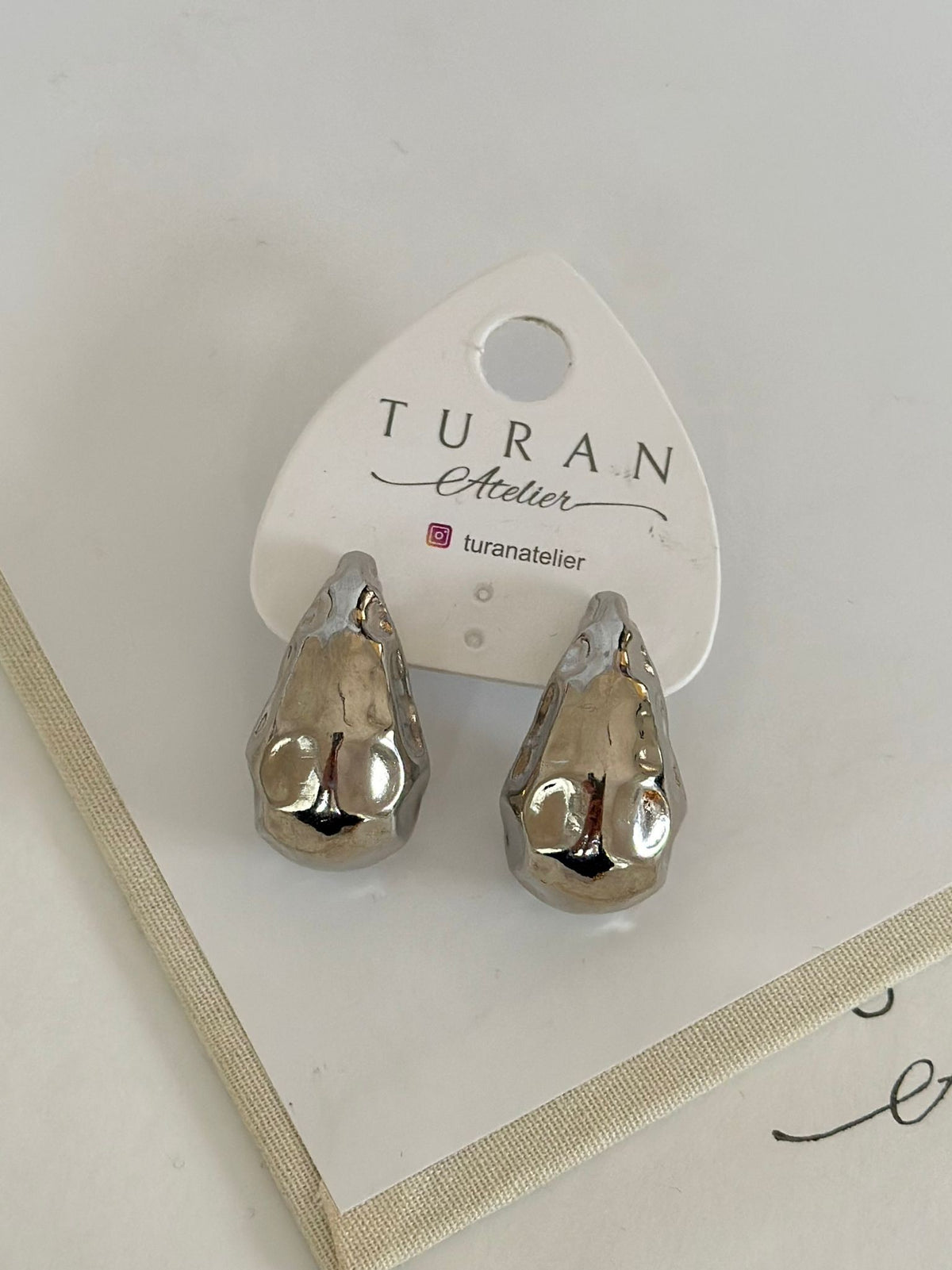 Darbeli Gümüş Renk Marka Küpe