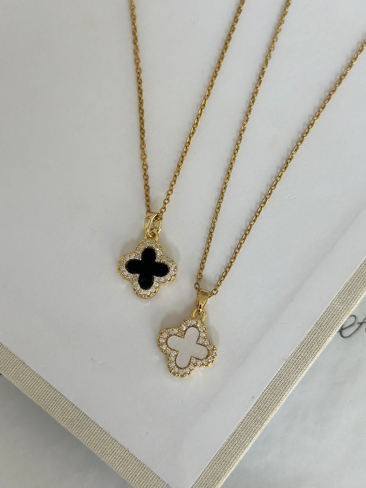 Çift Taraflı Taşlı Gold Yonca Kolye