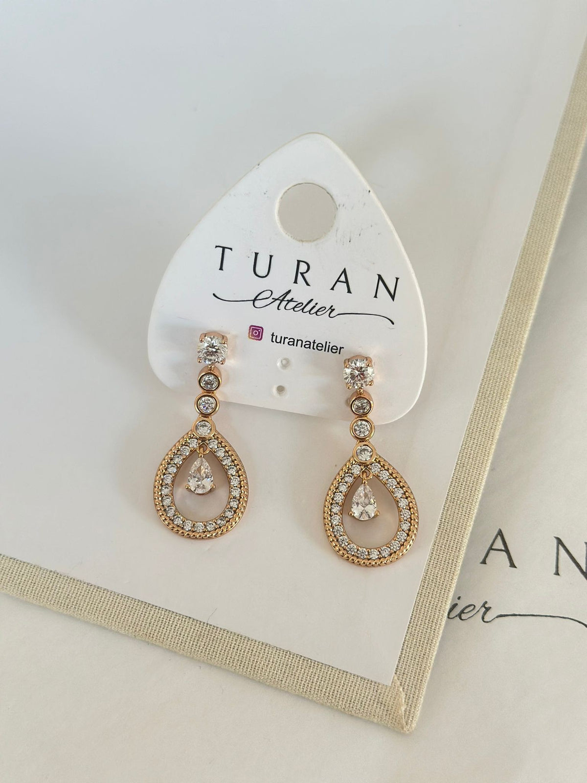 Damla Formlu Taşlı Küpe