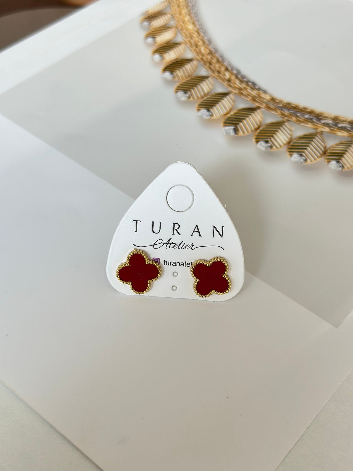 Gold Detay Bordo Yonca Küpe