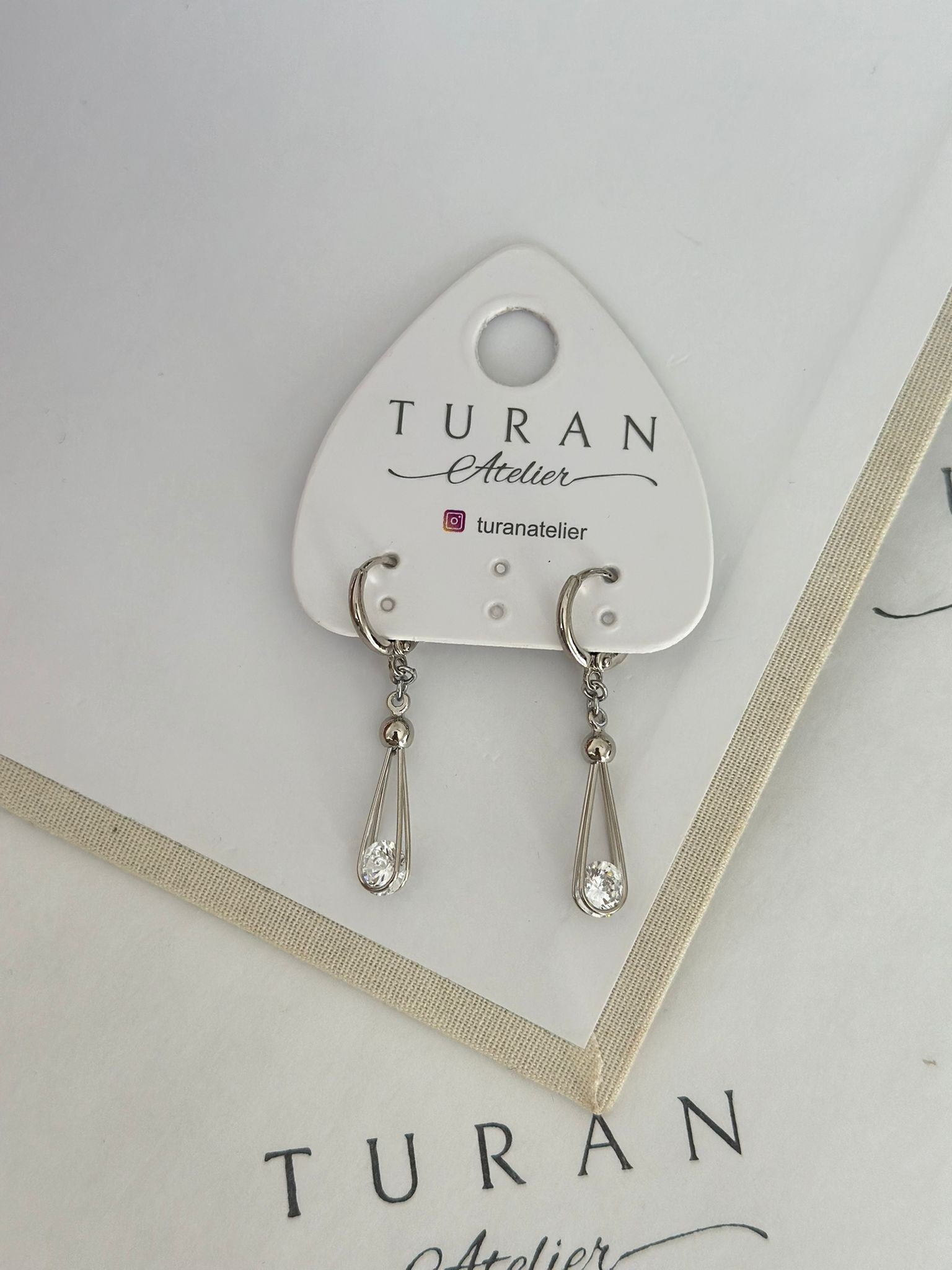 Gümüş Renk Sallantılı Taş Küpe