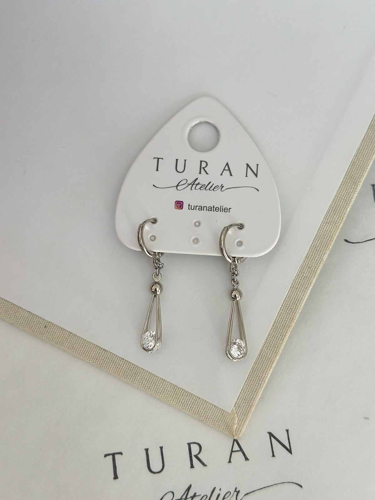 Gümüş Renk Sallantılı Taş Küpe