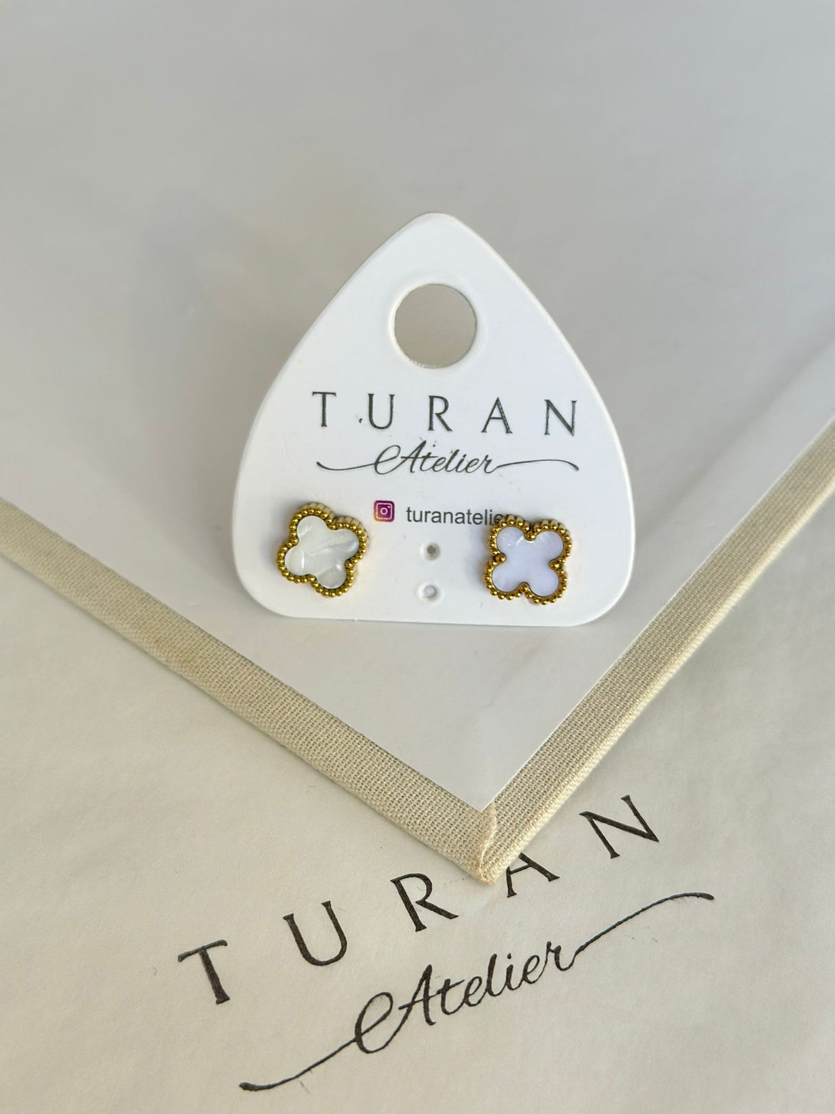 Gold Detay Mini Yonca Küpe