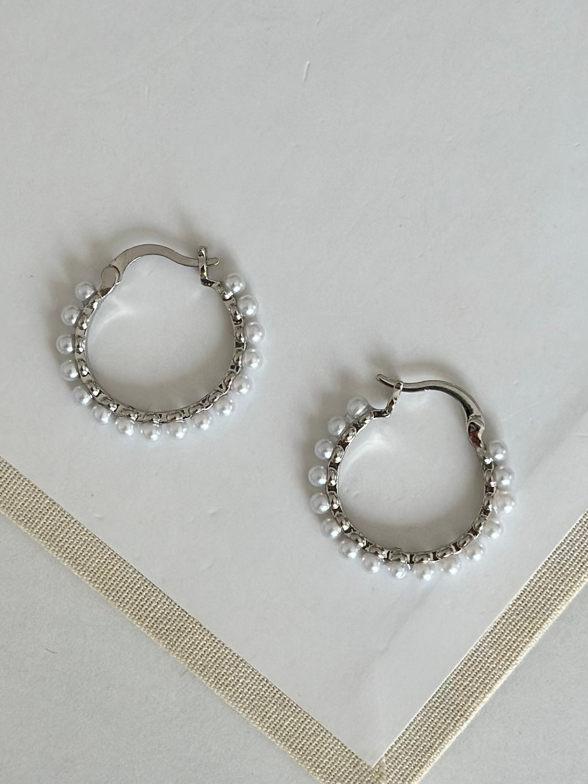 Mini İncili Gümüş Renk Halka Küpe